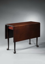 A George II period mahogany drop leaf table